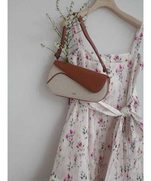 LAGUNAMOON(ラグナムーン)の「フロントボタンデザインフロ-ラルプリントサテンキャミワンピース(ワンピース・レディース・ネイビー/ホワイト・MEDIUM/SMALL)」の11枚目の写真