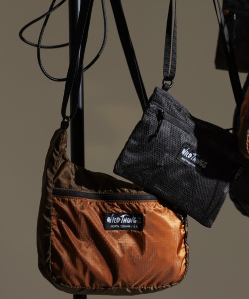 WILD THINGS(ワイルドシングス)の「500mlペットボトル収納可能【WILD THINGS】LIGHT SHOULDER BAG 超軽量 リップストップナイロン ショルダーバッグ(ショルダーバッグ・レディース・カーキ系/ブラック/クリアブラウン・ONE SIZE)」の7枚目の写真