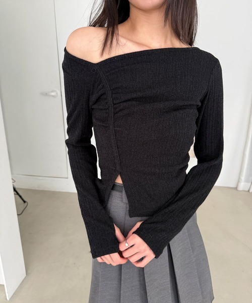 4INT.(フォイント)の「ワンショルダー シャーリング スリット 長袖 Tシャツ(Tシャツ/カットソー・レディース・アイボリー/ブラック/グレー・FREE)」の1枚目の写真