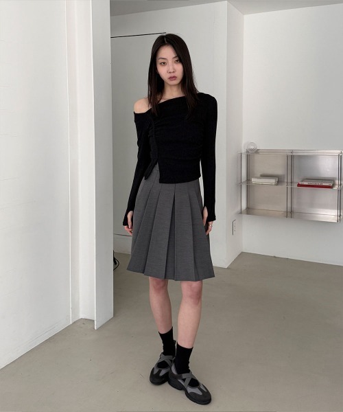 4INT.(フォイント)の「ワンショルダー シャーリング スリット 長袖 Tシャツ(Tシャツ/カットソー・レディース・アイボリー/ブラック/グレー・FREE)」の5枚目の写真