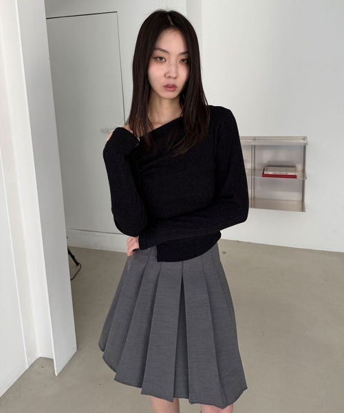 4INT.(フォイント)の「ワンショルダー シャーリング スリット 長袖 Tシャツ(Tシャツ/カットソー・レディース・アイボリー/ブラック/グレー・FREE)」の7枚目の写真