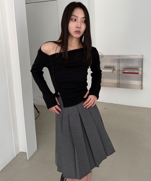 4INT.(フォイント)の「ワンショルダー シャーリング スリット 長袖 Tシャツ(Tシャツ/カットソー・レディース・アイボリー/ブラック/グレー・FREE)」の9枚目の写真
