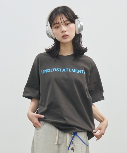 UNDERSTATEMENTs(アンダーステイトメント)の「【ユニセックス】都会を着る。UNDERSTATEMENTsロゴTシャツ(Tシャツ/カットソー・メンズ・ブルー/チャコールグレー/ネイビー/レッド/ホワイト/ブラック・LARGE/MEDIUM)」の1枚目の写真