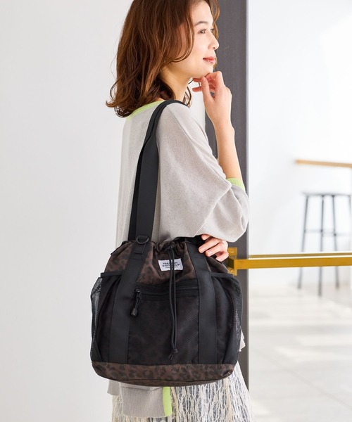 studio CLIP（スタディオクリップ）の「【撥水/500mlボトル収納可】10ポケット2WAYバッグ（トートバッグ・レディース・ブラウン/アイボリー/ブラック・FREE）」の2枚目の写真