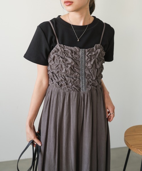 Bab(バブ)の「くしゅくしゅキャミワンピース(ワンピース・レディース・ベージュ/チャコールグレー/ライトグリーン・M)」の4枚目の写真