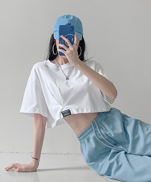 SallyLunn(サリーラン)の「ワンポイントタック クロップドTシャツ(Tシャツ/カットソー・レディース・ホワイト/ブラック/グレー・FREE)」の1枚目の写真