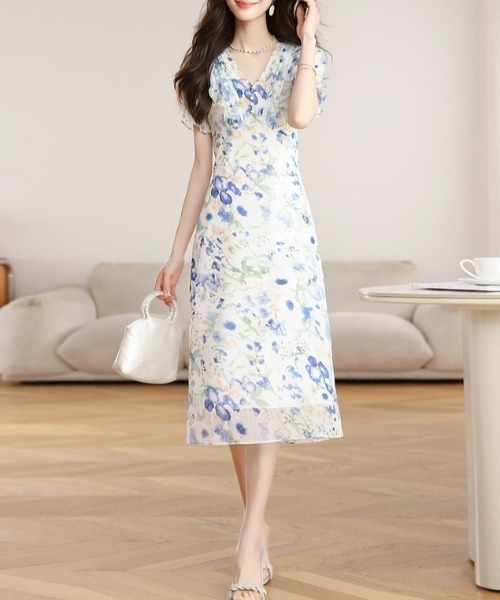 LUCPY(ラクピー)の「フラワープリントVネックフレアワンピース(ワンピース・レディース・ブルー系・X-LARGE/LARGE/MEDIUM/SMALL)」の1枚目の写真