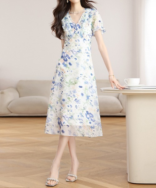 LUCPY(ラクピー)の「フラワープリントVネックフレアワンピース(ワンピース・レディース・ブルー系・X-LARGE/LARGE/MEDIUM/SMALL)」の2枚目の写真