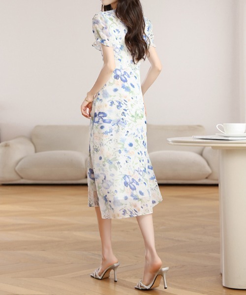 LUCPY(ラクピー)の「フラワープリントVネックフレアワンピース(ワンピース・レディース・ブルー系・X-LARGE/LARGE/MEDIUM/SMALL)」の3枚目の写真