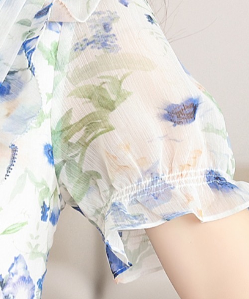 LUCPY(ラクピー)の「フラワープリントVネックフレアワンピース(ワンピース・レディース・ブルー系・X-LARGE/LARGE/MEDIUM/SMALL)」の4枚目の写真