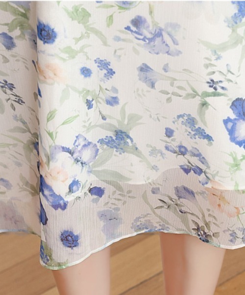 LUCPY(ラクピー)の「フラワープリントVネックフレアワンピース(ワンピース・レディース・ブルー系・X-LARGE/LARGE/MEDIUM/SMALL)」の5枚目の写真