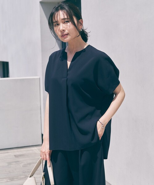 UNFILO(アンフィーロ)の「【セットアップ着用可】サマーセットアップ スキッパーブラウス(シャツ/ブラウス・レディース・ネイビー系/ライトグレー系/ブラウン系・X-LARGE)」の2枚目の写真