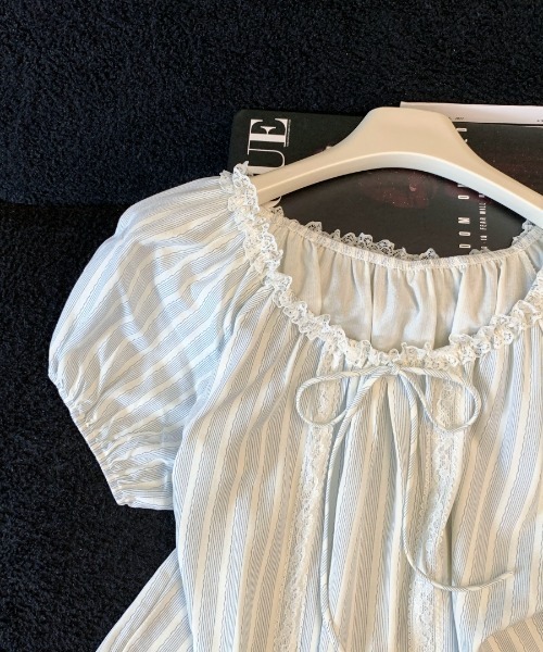 LUCPY（ラクピー）の「ストライプギャザーリボンブラウス（シャツ/ブラウス・レディース・ブルー・LARGE/MEDIUM/SMALL）」の2枚目の写真