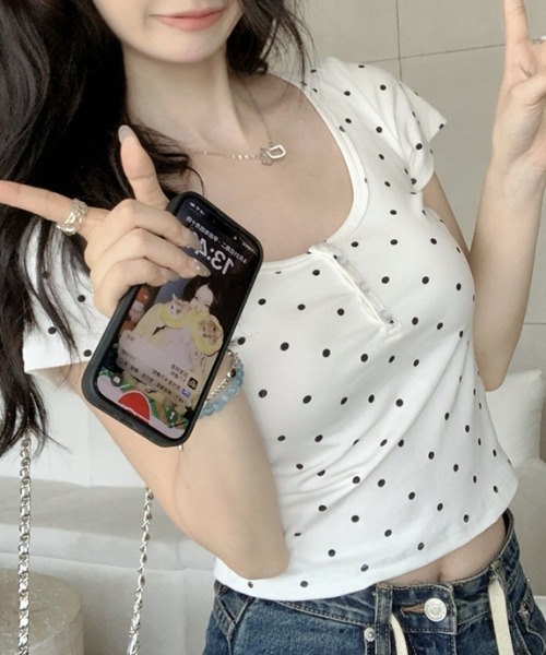 AMAJI(アマジ)の「ラウンドネック ドット柄 フロントボタン 半袖Tシャツ(Tシャツ/カットソー・レディース・ホワイト/グレー・LARGE/MEDIUM/SMALL)」の3枚目の写真