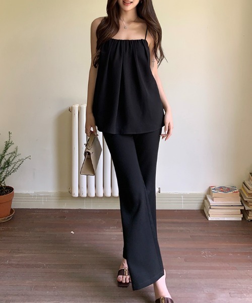 AMAJI(アマジ)の「キャミソール + セミフレアパンツ セットアップ(セットアップ・レディース・ブラック・SMALL/MEDIUM/LARGE)」の3枚目の写真