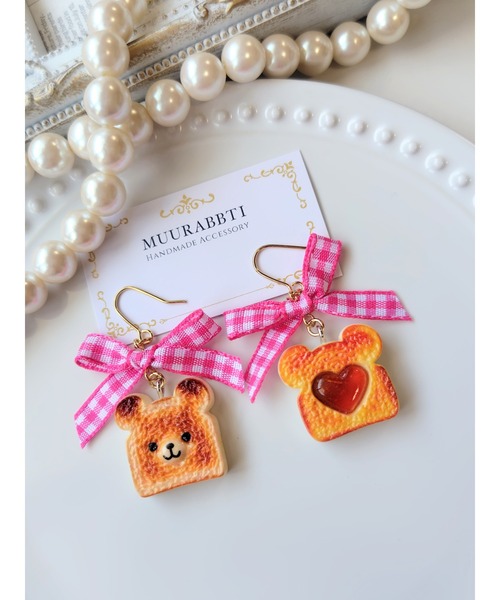 VIBGYOR(ヴィブジョー)の「【MUURABBTI】くまちゃんハートジャムトーストピアス(MA)(ピアス(両耳用)・レディース・ブラック/ピンク・FREE)」の2枚目の写真