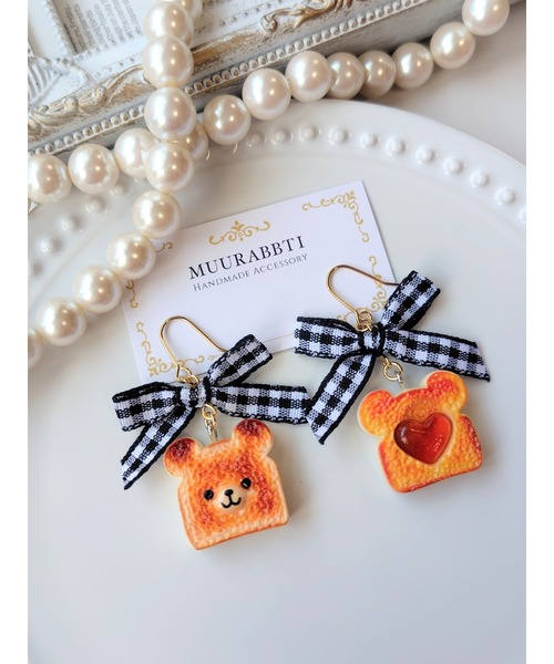 VIBGYOR(ヴィブジョー)の「【MUURABBTI】くまちゃんハートジャムトーストピアス(MA)(ピアス(両耳用)・レディース・ブラック/ピンク・FREE)」の1枚目の写真