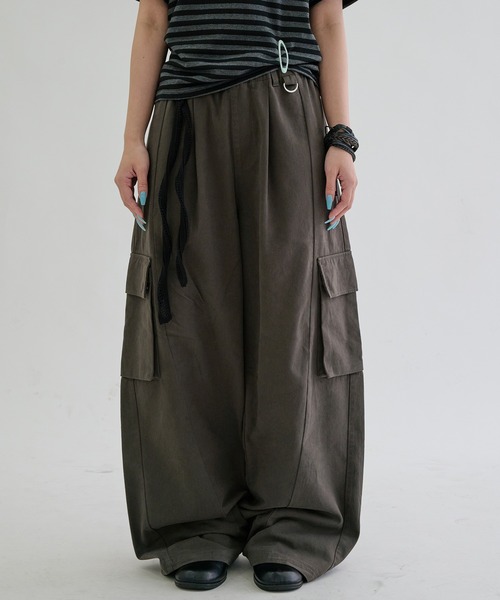 EPNK(イーピーエヌケー)の「Tuck utility cargo pants / タックユーティリティカーゴパンツ(カーゴパンツ・メンズ・ブラック/チャコールグレー・MEDIUM/LARGE/SMALL)」の2枚目の写真