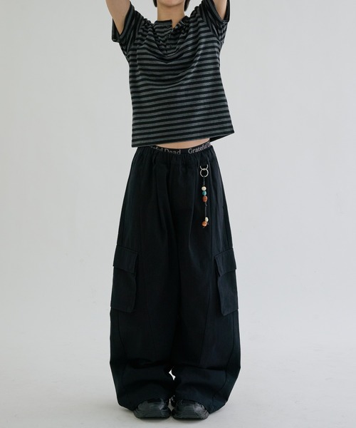 EPNK(イーピーエヌケー)の「Tuck utility cargo pants / タックユーティリティカーゴパンツ(カーゴパンツ・メンズ・ブラック/チャコールグレー・MEDIUM/LARGE/SMALL)」の4枚目の写真
