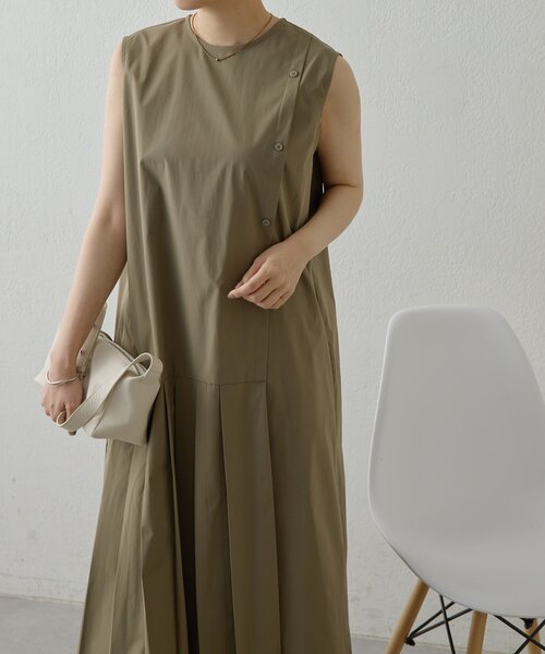ear PAPILLONNER(イアパピヨネ)の「ノースリビッグプリーツワンピース【SUM1 STYLE】(ワンピース・レディース・カーキ/ブラック・FREE)」の2枚目の写真