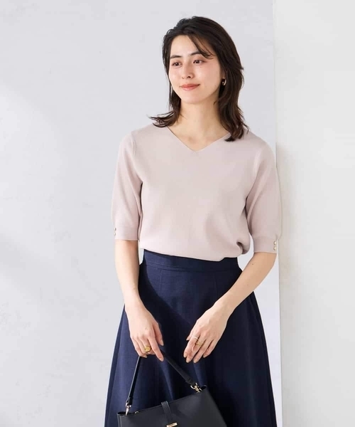 a.v.v(アーヴェヴェ)の「ハーフスリーブVネックサマーニット【WEB限定/洗える/接触冷感/UVカット】(ニット/セーター・レディース・オレンジ/ネイビー/ダークインディゴブルー/グレー系その他/ブラック・38/42/36/40)」の3枚目の写真