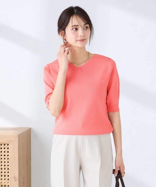 a.v.v(アーヴェヴェ)の「ハーフスリーブVネックサマーニット【WEB限定/洗える/接触冷感/UVカット】(ニット/セーター・レディース・オレンジ/ネイビー/ダークインディゴブルー/グレー系その他/ブラック・38/42/36/40)」の5枚目の写真