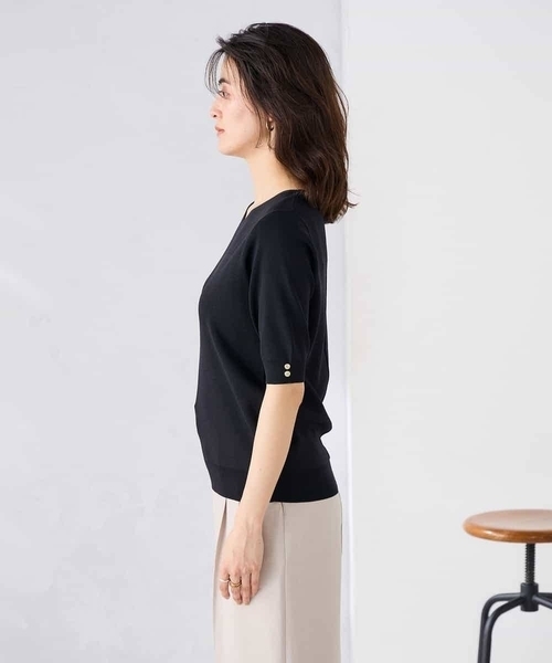 a.v.v(アーヴェヴェ)の「ハーフスリーブVネックサマーニット【WEB限定/洗える/接触冷感/UVカット】(ニット/セーター・レディース・オレンジ/ネイビー/ダークインディゴブルー/グレー系その他/ブラック・38/42/36/40)」の13枚目の写真