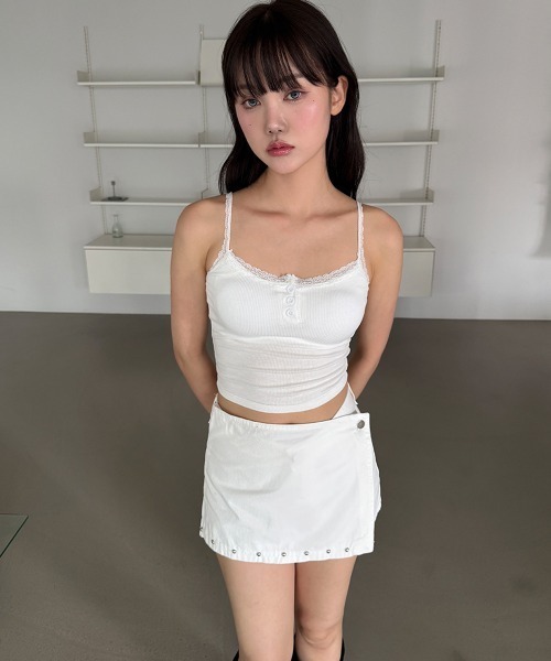 4INT.(フォイント)の「【カップ付き / レイヤードに最適!】フロントボタン レース フリル クロップド キャミソール / ブラトップ(キャミソール・レディース・グレー/ブラック/ホワイト・FREE)」の2枚目の写真