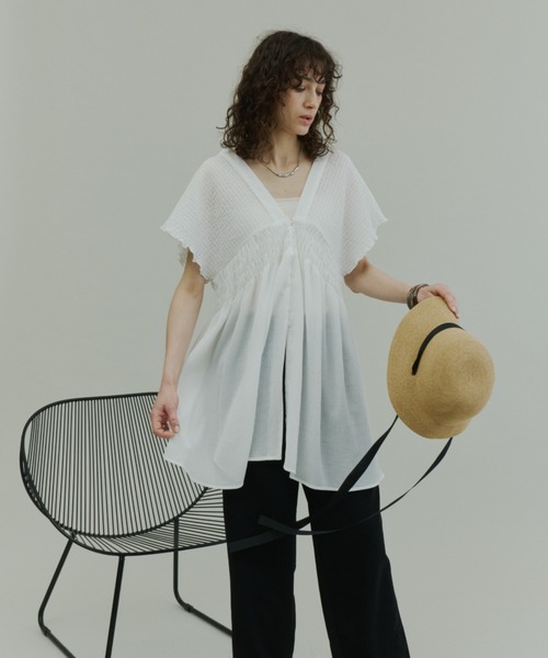 Plumel(プルメル)の「Crinkle Gauze Shoulder-Shirred Tunic / ショルダーシャーリングチュニック(Tシャツ/カットソー・レディース・チャコールグレー/オフホワイト・MEDIUM)」の2枚目の写真