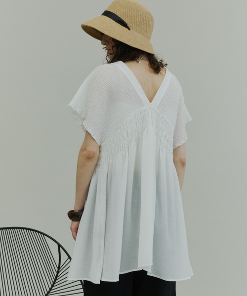Plumel(プルメル)の「Crinkle Gauze Shoulder-Shirred Tunic / ショルダーシャーリングチュニック(Tシャツ/カットソー・レディース・チャコールグレー/オフホワイト・MEDIUM)」の16枚目の写真