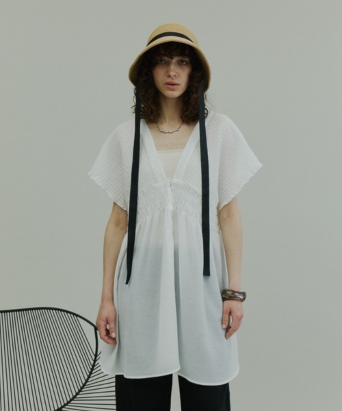 Plumel(プルメル)の「Crinkle Gauze Shoulder-Shirred Tunic / ショルダーシャーリングチュニック(Tシャツ/カットソー・レディース・チャコールグレー/オフホワイト・MEDIUM)」の13枚目の写真