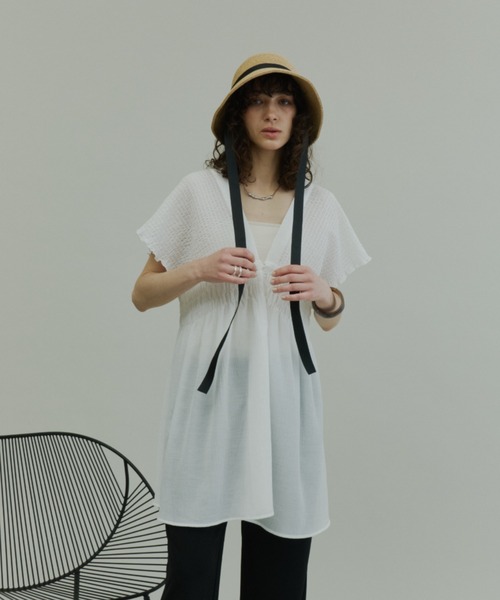 Plumel(プルメル)の「Crinkle Gauze Shoulder-Shirred Tunic / ショルダーシャーリングチュニック(Tシャツ/カットソー・レディース・チャコールグレー/オフホワイト・MEDIUM)」の10枚目の写真