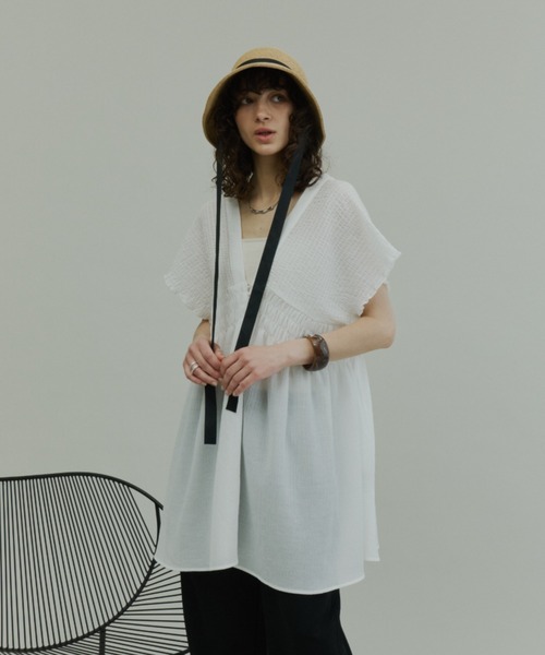 Plumel(プルメル)の「Crinkle Gauze Shoulder-Shirred Tunic / ショルダーシャーリングチュニック(Tシャツ/カットソー・レディース・チャコールグレー/オフホワイト・MEDIUM)」の11枚目の写真