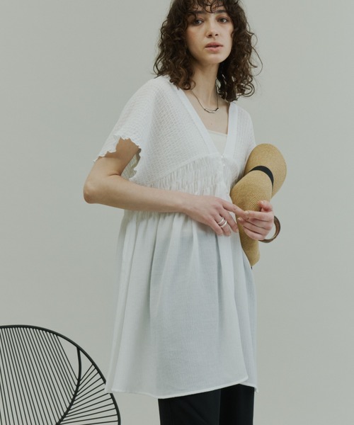 Plumel(プルメル)の「Crinkle Gauze Shoulder-Shirred Tunic / ショルダーシャーリングチュニック(Tシャツ/カットソー・レディース・チャコールグレー/オフホワイト・MEDIUM)」の3枚目の写真