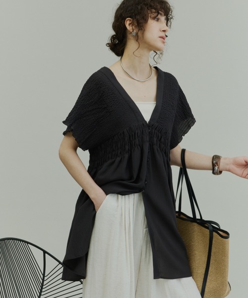 Plumel(プルメル)の「Crinkle Gauze Shoulder-Shirred Tunic / ショルダーシャーリングチュニック(Tシャツ/カットソー・レディース・チャコールグレー/オフホワイト・MEDIUM)」の22枚目の写真