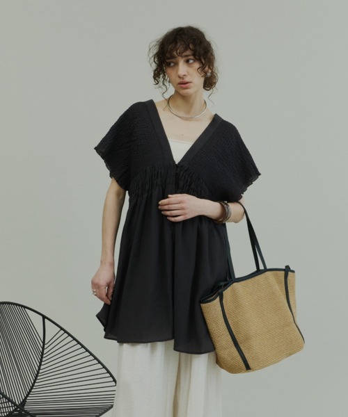 Plumel(プルメル)の「Crinkle Gauze Shoulder-Shirred Tunic / ショルダーシャーリングチュニック(Tシャツ/カットソー・レディース・チャコールグレー/オフホワイト・MEDIUM)」の19枚目の写真