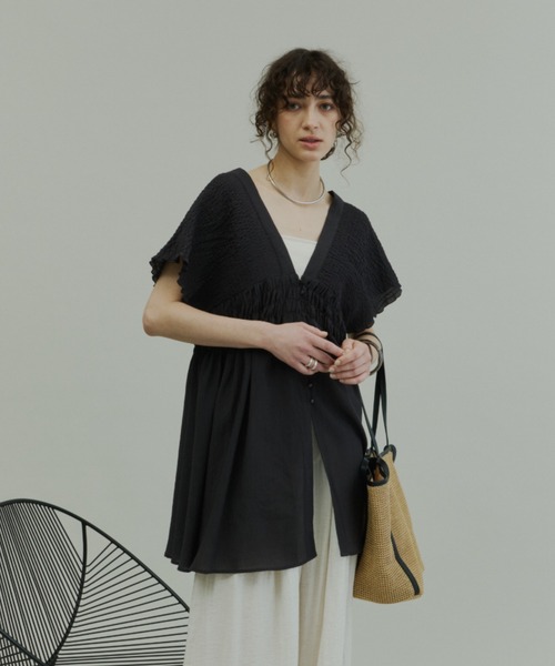 Plumel(プルメル)の「Crinkle Gauze Shoulder-Shirred Tunic / ショルダーシャーリングチュニック(Tシャツ/カットソー・レディース・チャコールグレー/オフホワイト・MEDIUM)」の20枚目の写真