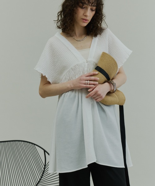 Plumel(プルメル)の「Crinkle Gauze Shoulder-Shirred Tunic / ショルダーシャーリングチュニック(Tシャツ/カットソー・レディース・チャコールグレー/オフホワイト・MEDIUM)」の5枚目の写真