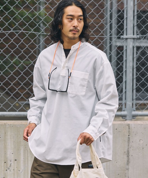 THE CRAFT CREW PRODUCTS(ザクラフトクループロダクツ)の「【MULTI FUNCTIONALシリーズ】オーバーサイズ バンドカラー 長袖プルオーバーシャツ / 抗菌防臭・イージーケア【THE CRAFT CREW PRODUCTS】(シャツ/ブラウス・メンズ・チャコール/オフホワイト/ダークネイビー/サックスブルー/ダークオリーブ・S/M/L)」の2枚目の写真