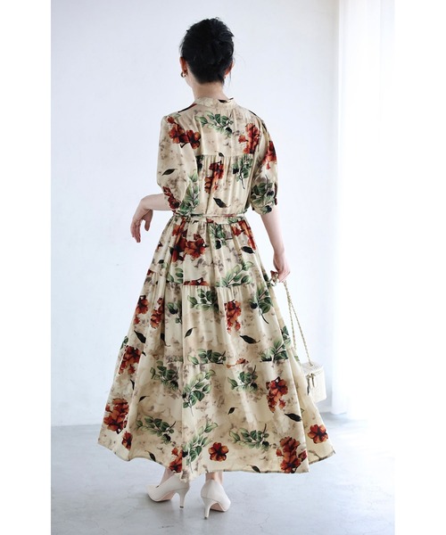 cawaii（カワイイ）の「紅い花を描いたティアードロングワンピース（紐ベルト付き）（ワンピース・レディース・ベージュ・FREE）」の3枚目の写真