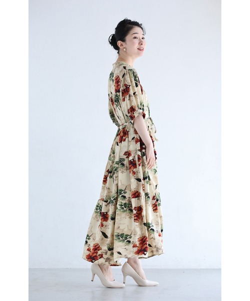 cawaii（カワイイ）の「紅い花を描いたティアードロングワンピース（紐ベルト付き）（ワンピース・レディース・ベージュ・FREE）」の7枚目の写真