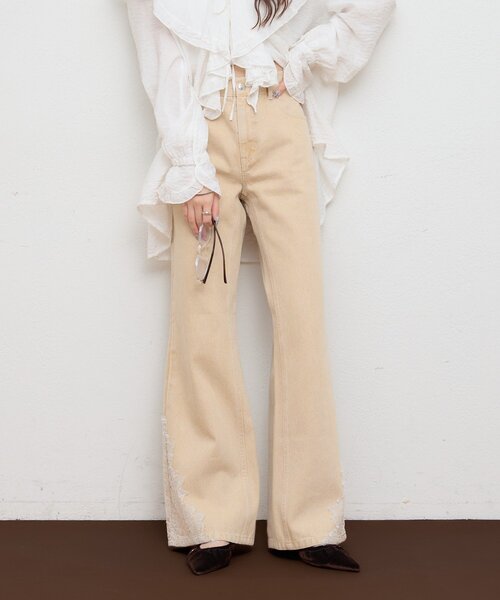 mystic(ミスティック)の「裾レースフレアデニム(デニムパンツ・レディース・ベージュ/ブルー・1/2)」の18枚目の写真