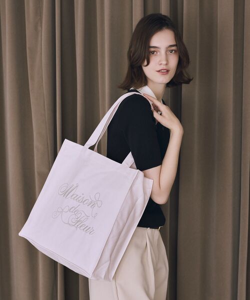 Maison de FLEUR(メゾンドフルール)の「ブランドロゴ刺繍スクエアトートバッグ(トートバッグ・レディース・ピンク/ブラック・FREE)」の2枚目の写真