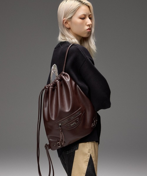 X-girl(エックスガール)の「FAUX LEATHER UTILITY KNAPSACK(バックパック/リュック・レディース・ブラック/ブラウン・ONE SIZE)」の3枚目の写真