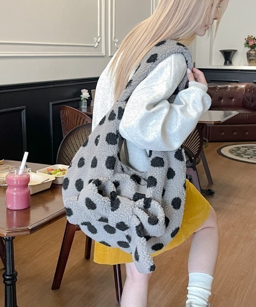 SHEPP(シープ)の「【大容量/A4サイズ対応可能】ボアリボンワンショルダーバッグ(ショルダーバッグ・レディース・グレー/ブラック/ホワイト・F)」の5枚目の写真