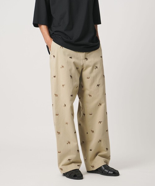 LOEFF(ロエフ)の「<LOEFF>キャメル エンブロイダリー チノパンツ MENS(チノパンツ・メンズ・ベージュ・2/1)」の1枚目の写真