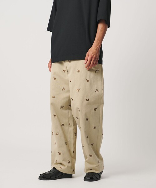 LOEFF(ロエフ)の「<LOEFF>キャメル エンブロイダリー チノパンツ MENS(チノパンツ・メンズ・ベージュ・2/1)」の2枚目の写真
