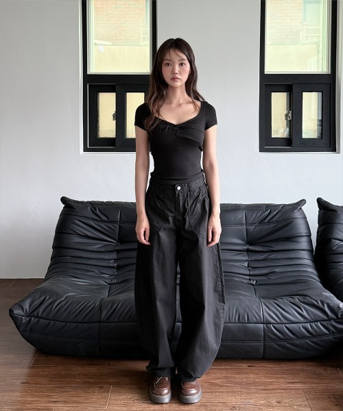 4INT.(フォイント)の「【カップ付】フロント リボン シャーリング クロップド スリム 半袖 Tシャツ(Tシャツ/カットソー・メンズ・ブラック・FREE)」の2枚目の写真