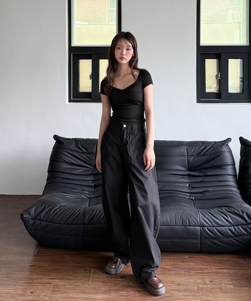 4INT.(フォイント)の「【カップ付】フロント リボン シャーリング クロップド スリム 半袖 Tシャツ(Tシャツ/カットソー・メンズ・ブラック・FREE)」の9枚目の写真