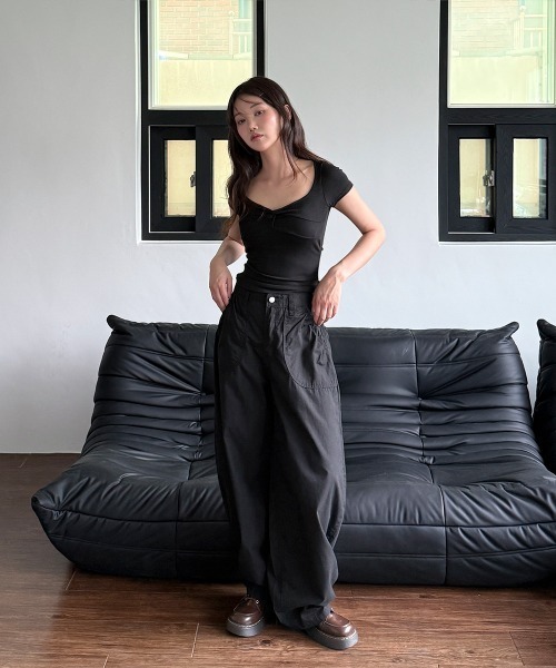 4INT.(フォイント)の「【カップ付】フロント リボン シャーリング クロップド スリム 半袖 Tシャツ(Tシャツ/カットソー・メンズ・ブラック・FREE)」の10枚目の写真